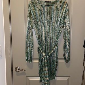 Gorgeous long sleeve gold and green dress. It is not bodycon. Super lightweight!